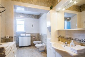 Badekar, hårføner, bidé og håndklær