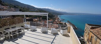 b & b in the historic center, with a panoramic terrace, 400 meters from the sea