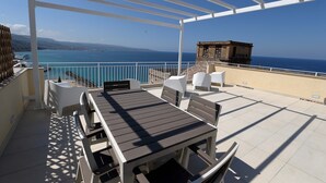 A terrace with a table and chairs, overlooking a coastal view. - b & b in the historic center, with a panoramic terrace, 400 meters from the sea (Pizzo)
