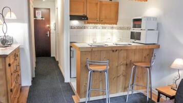 Fridge, microwave, oven, cookware/dishes/utensils