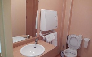 Tina y regadera independientes, amenidades de baño gratuitas, toallas