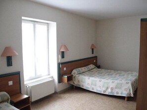 Habitación triple | Decoración personalizada, muebles diferentes y escritorio