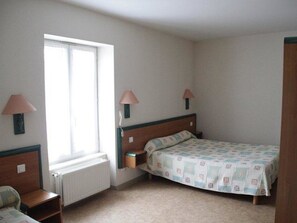 Dreibettzimmer | Individuell dekoriert, individuell eingerichtet, Schreibtisch