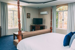 프레지덴셜 스위트, 발코니, 산 전망 | 책상, 암막 커튼, 다리미/다리미판, 무료 WiFi