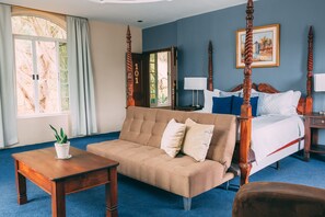 Suite presidencial, balcón, vistas a la montaña | Escritorio, cortinas opacas, tabla de planchar con plancha y wifi gratis