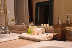 프레지덴셜 스위트, 발코니, 산 전망 | 욕실 | 무료 세면용품, 헤어드라이어, 타월