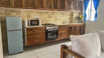 Peti sejuk/penyejuk beku saiz penuh, ketuhar gelombang mikro, ketuhar