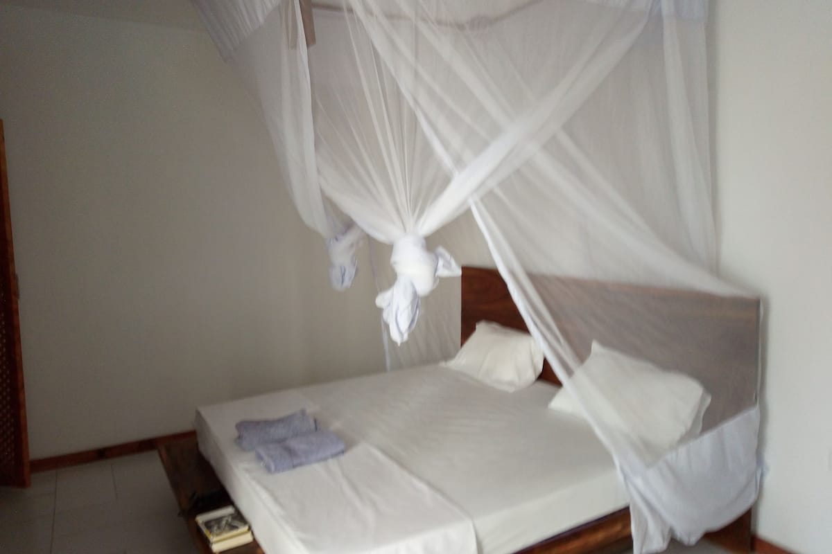 Ropa de cama hipoalergénica, caja fuerte, escritorio