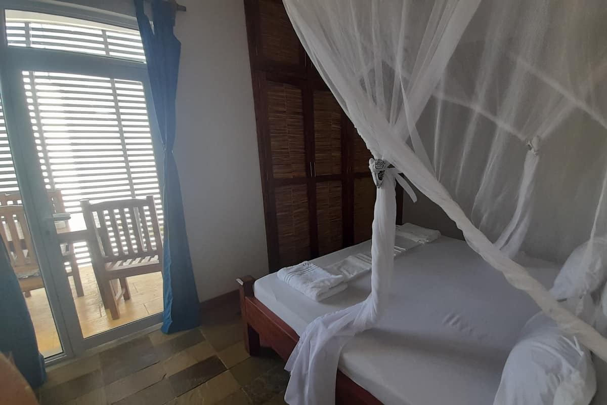 Ropa de cama hipoalergénica, caja fuerte, escritorio