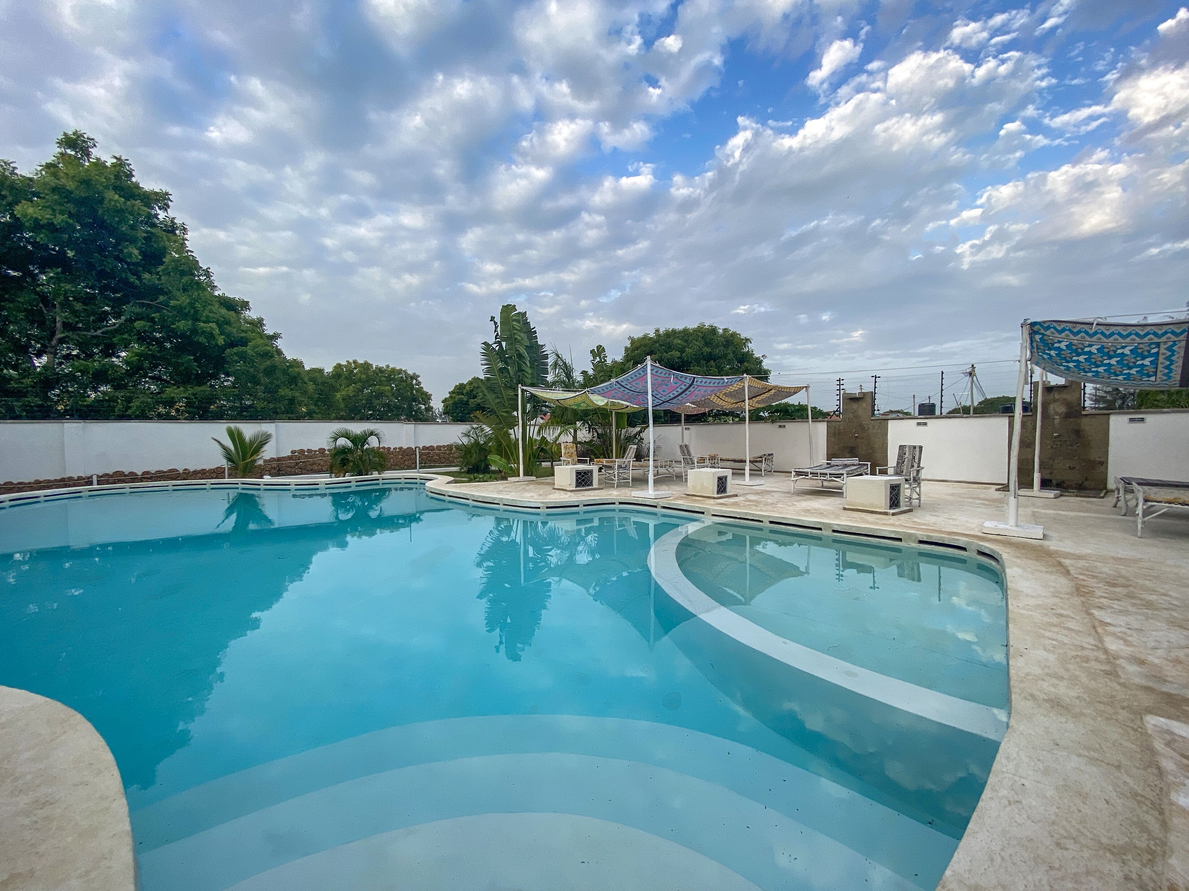 室外游泳池，09:00 至 19:00 开放，池畔遮阳伞，日光浴躺椅