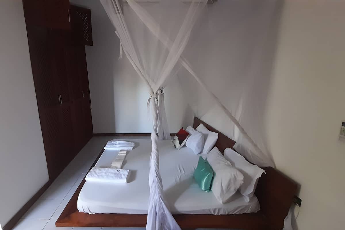 Ropa de cama hipoalergénica, caja fuerte, escritorio