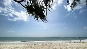 鄰近海灘、白沙、躺椅、遮陽傘