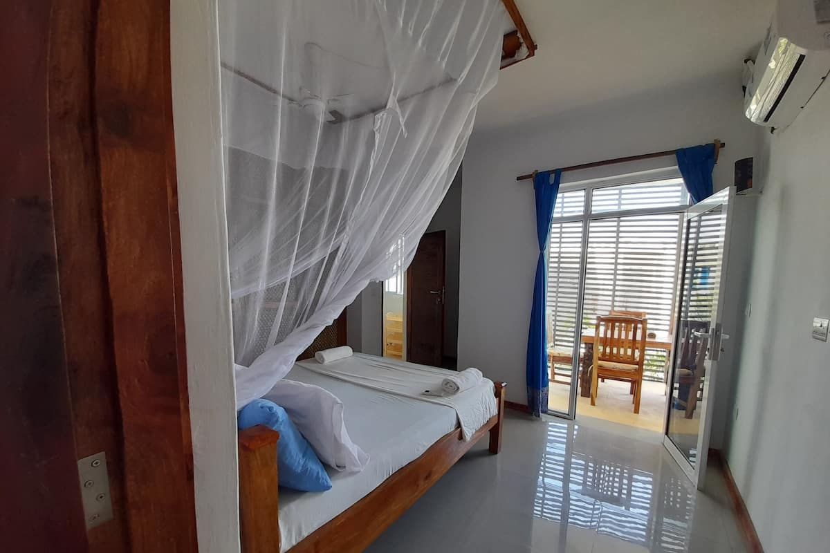 Ropa de cama hipoalergénica, caja fuerte, escritorio