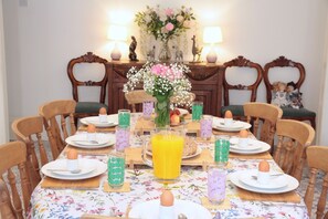 Family House, Multiple Beds, Partial Ocean View, Courtyard Area | In-room dining - The Pink Door (Ventnor)