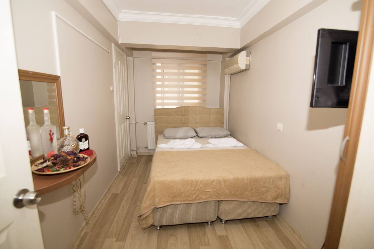 Quarto casal básico, para fumantes | Roupas de cama premium, escrivaninha, espaço de trabalho para notebook