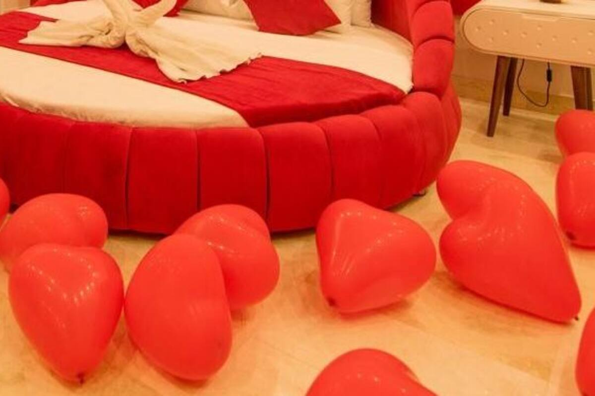 Roupas de cama premium, escrivaninha, espaço de trabalho para notebook