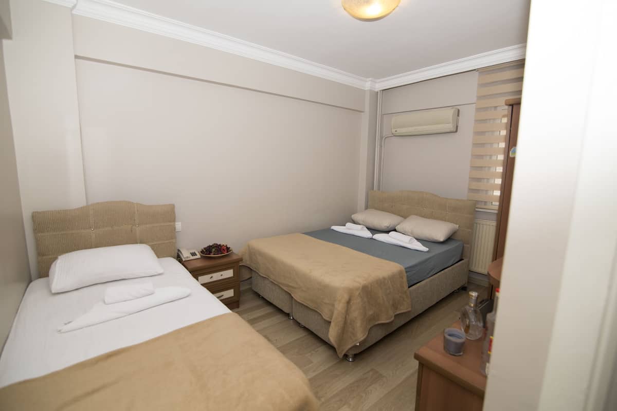Quarto triplo básico, para fumantes | Roupas de cama premium, escrivaninha, espaço de trabalho para notebook