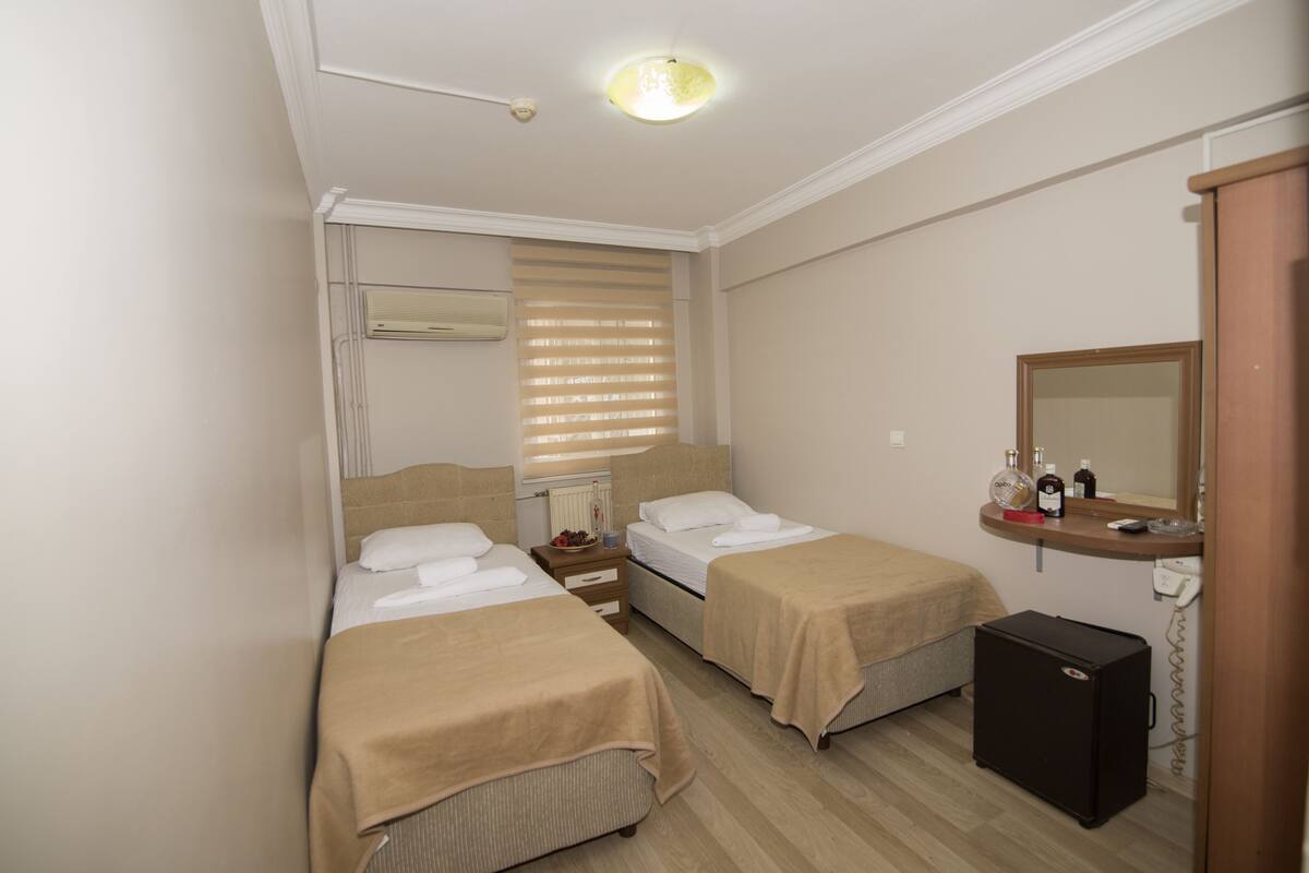 Quarto duplo básico, para fumantes | Roupas de cama premium, escrivaninha, espaço de trabalho para notebook
