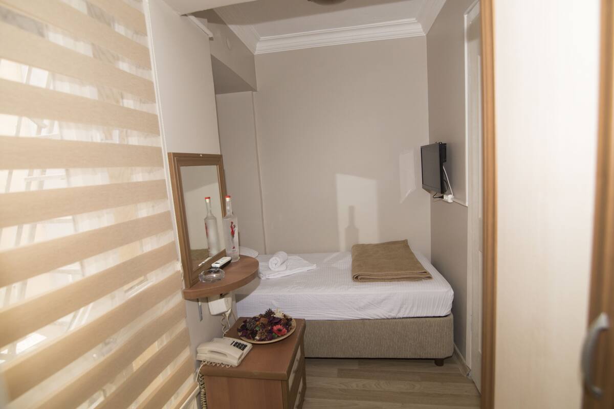 Quarto solteiro básico, para fumantes | Roupas de cama premium, escrivaninha, espaço de trabalho para notebook
