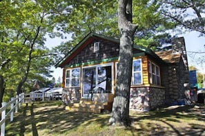 Exterior - Main Cabin - STARRY NIGHTS by RedAwning (Carp Lake)