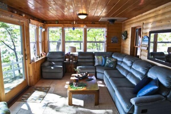 Takka, videopelejä, DVD-soitin, pöytäjalkapallopöytä