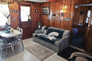 Fireplace, video games, DVD player, table football - Cabin #1 - Cedar Village by RedAwning (Carp Lake)