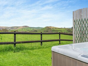Outdoor spa tub - Cambrian Mountain View (Llanafan-fawr, near Builth Wells)