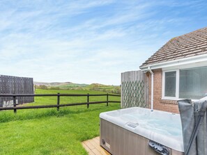 Outdoor spa tub - Cambrian Mountain View (Llanafan-fawr, near Builth Wells)