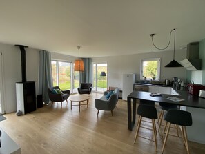 Téléviseur, table de ping-pong, livres