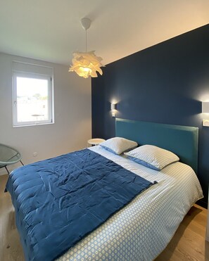 2 chambres, fer et planche à repasser, lit de bébé portatif