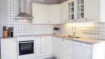 KylskÄp, spishÀll, diskmaskin och kaffe- och tebryggare