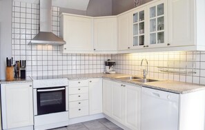 Frigorifero, piano cottura, lavastoviglie, macchina per tè/caffè