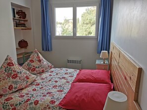 1 chambre, fer et planche à repasser, accès Internet