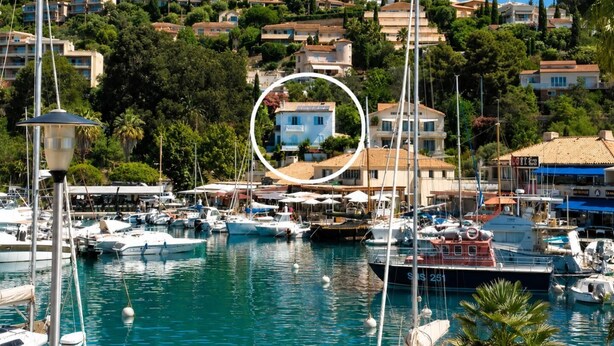 A marina with boats docked, surrounded by residential buildings and greenery. - The waves of money - Le Lavandou (LE LAVANDOU)
