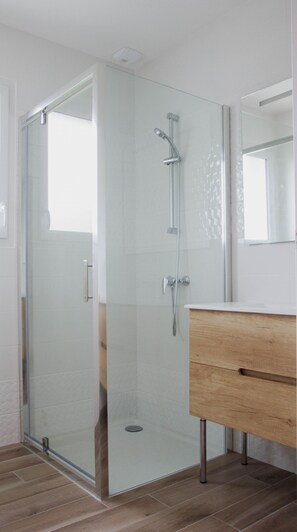 Douche, sèche-cheveux