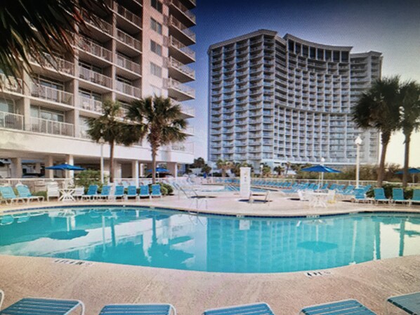 Alberca techada y alberca al aire libre