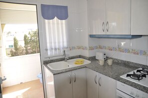 Jääkaappi, uuni, kahvin-/teenkeitin, leivänpaahdin