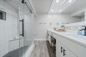 Combined shower/bathtub, hair dryer, towels - Hidden Dunes 506: Gulf Front Luxury Retreat (Destin)