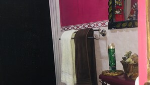 Classic House, Smoking, Patio | Bathroom | Shower, rainfall showerhead, free toiletries, hair dryer - Mendoza's (Santa Ana)