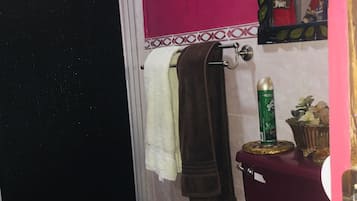 Rumah Klasik, Boleh Merokok, patio | Kamar mandi | Shower, pancuran hujan, perlengkapan mandi gratis, dan pengering rambut