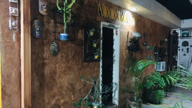 Shower, rainfall showerhead, free toiletries, hair dryer - Mendoza's (Santa Ana)
