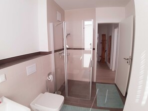 Dusche, Haartrockner, Seife, Toilettenpapier