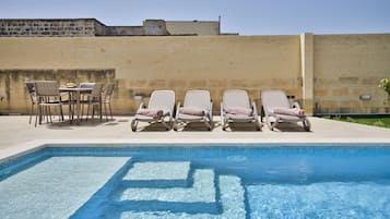 Utomhuspool och solstolar