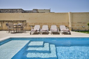 Außenpool, Liegestühle