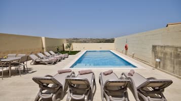 Piscine extérieure, chaises longues