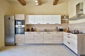 Kühlschrank, Mikrowelle, Ofen, Geschirrspüler