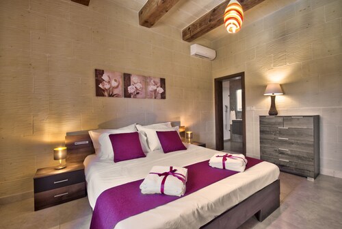 Ta Xandru -lomamökki uima-altaalla Munxar Gozossa