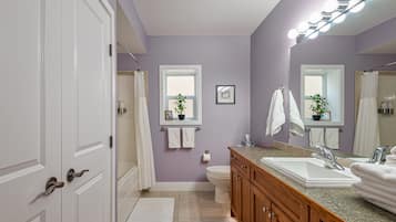 Deluxe-dobbeltværelse - 1 kingsize-seng - bjergudsigt | Badeværelse | Kombination af bruser/badekar, brusehoved med hydromassage