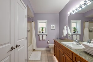 Deluxe Double Room, 1 King Bed, Mountain View | Bathroom