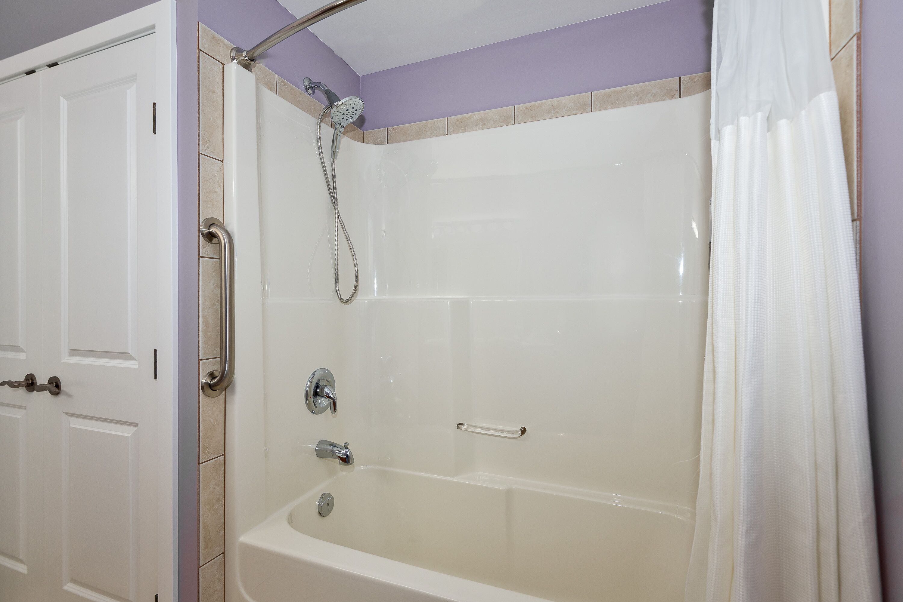 Deluxe Double Room, 1 King Bed, Mountain View | Bathroom amenities | Combined shower/tub, hydromassage showerhead, free toiletries